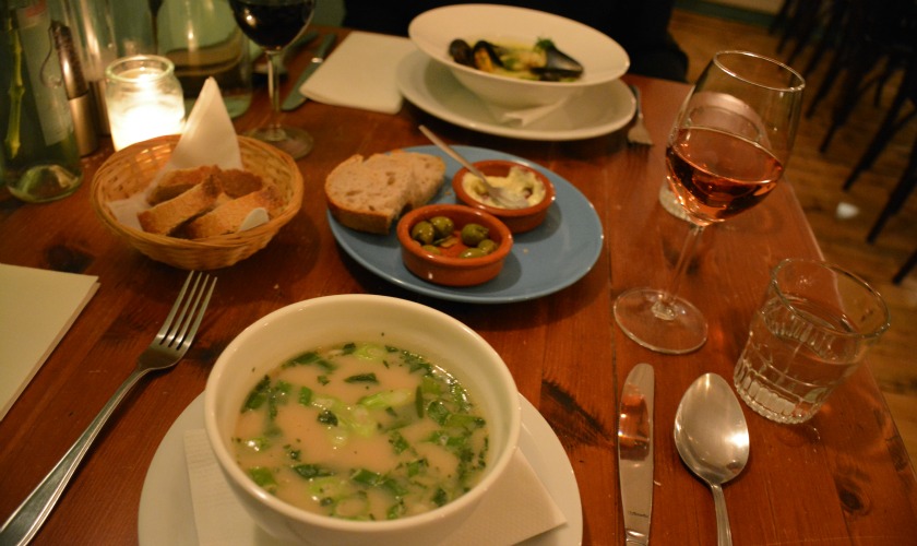 Kip met 15 tenen bij restaurant Look